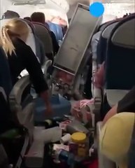 بالفيديو: مطبات هوائية تتسبّب في إصابات وهبوط اضطراري لإحدى الطائرات الأميركية