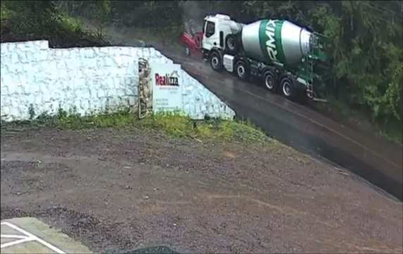 Motorista fica preso às ferragens após colisão entre utilitário e caminhão em Concórdia