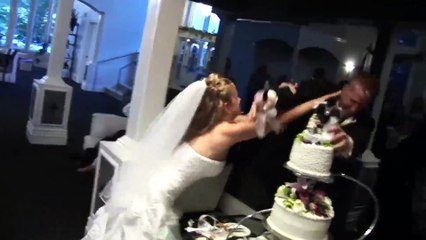 بالفيديو: عريس يقذف عروسه بكعكة الزفاف في وجهها