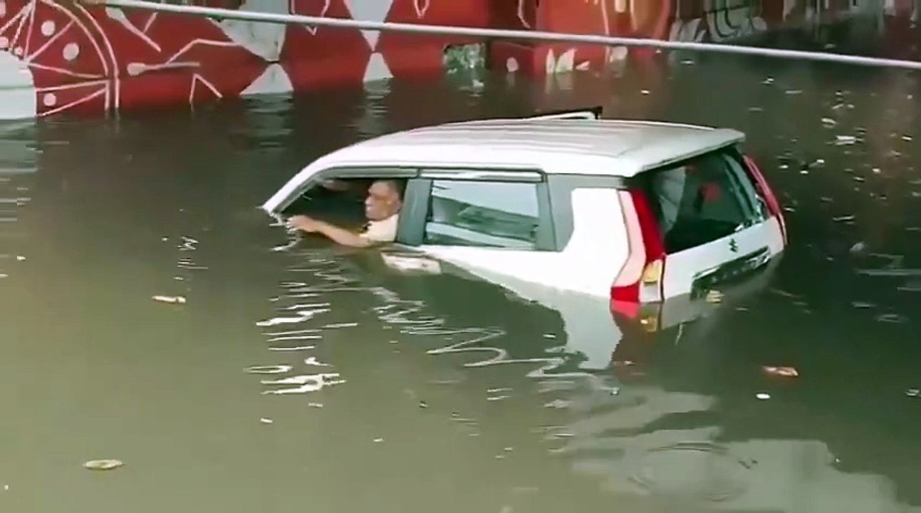 Mathura: Heavy Rain Causes Waterlogging Near New Bus Stand Bridge, Elderly Passenger Safely Rescued