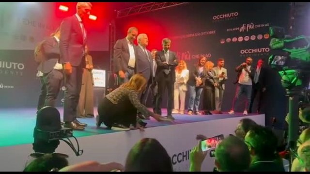 Calabria, Meloni dedica il libro al patriota Thomas, non mollare