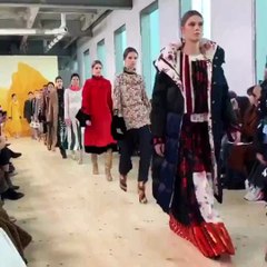 عرض Tory Burch كلاسيكي لكن بستايل أكثر تجدّداً وأناقةً