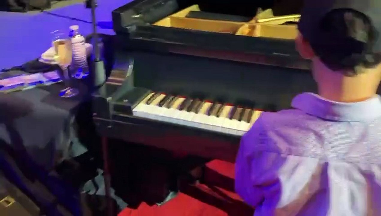 Niño tijuanense toca para Raúl di Blasio durante presentación en el CECUT