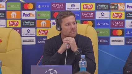 MOMENTO SURREALISTA: el REGALO de un PERIODISTA a XABI ALONSO en plena RUEDA DE PRENSA