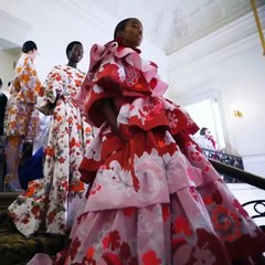 رموش عارضات فالنتينو أزهرت: واحدة من أجمل الصيحات في باريس!