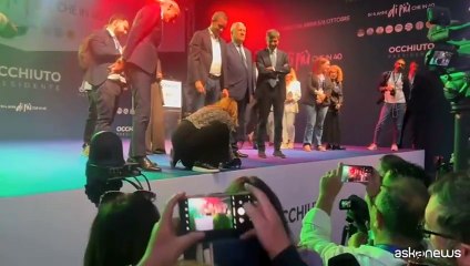 Calabria, Meloni dedica il libro al "patriota Thomas, non mollare"