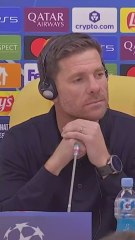 Momento surrealista: el regalo de un periodista a Xabi Alonso en plena rueda de prensa