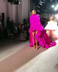 عارضة أزياء تخلع حذاءها على المنصة