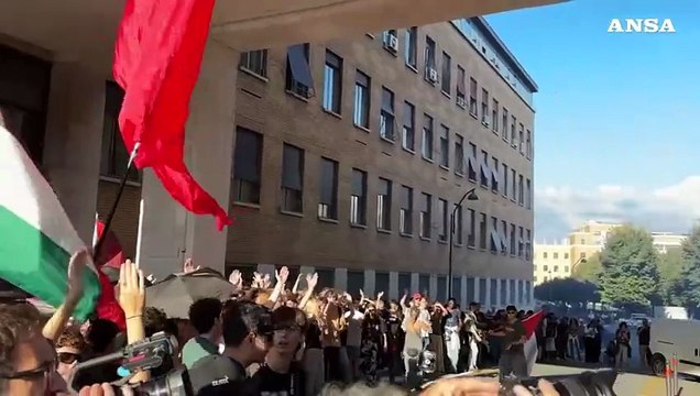 Roma, corteo pro-Pal alla Sapienza: petardi davanti al Rettorato