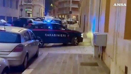 Femminicidio nel Beneventano, l'arrivo del fermato alla caserma dei carabinieri