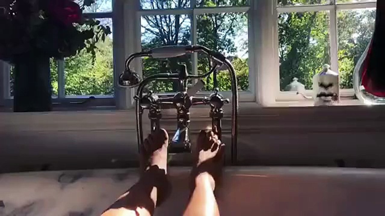 هل نجحت ابنة سلمى حايك في قَصّ شعر والدتها؟