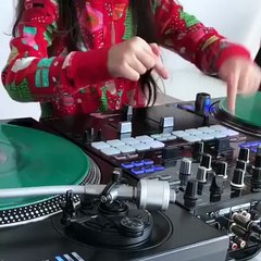 فيديو.. مايا دياب تنبهر بهدية من أصغر DJ