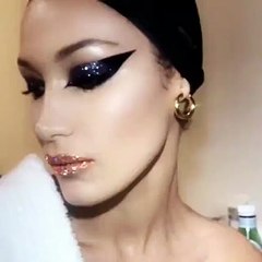 هل تجرئين على مكياج عيون بيلا حديد ليلة رأس السنة؟