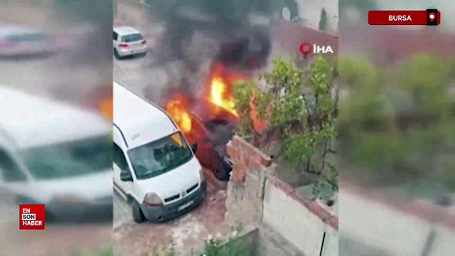 Bursa’da park halindeki otomobil alev alev yandı