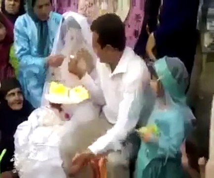 شاهدي بالفيديو: عريس يضرب عروسه في حفل الزفاف أمام الجميع