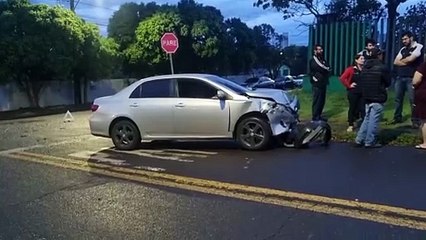 Colisão entre Amarok e Corolla arranca árvore no Alto Alegre