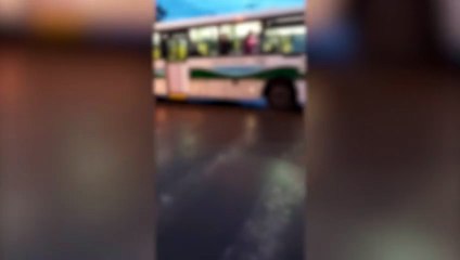 Em scooter elétrica, jovem bate contra ônibus no Brasília; Médico do Siate é mobilizado