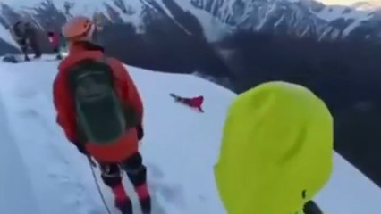 Selfie que costó la vida: Montañista muere tras quitarse el arnés por una foto en China