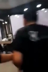 بالفيديو..الرياح تسبب في الذعر داخل صالون التجميل