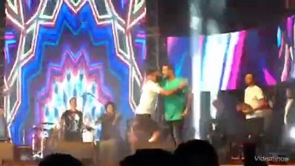 اضغطي لمشاهدة الفيديو.. عمرو دياب يصفع حارسه بالساحل الشمالي بسبب أحد معجبيه!