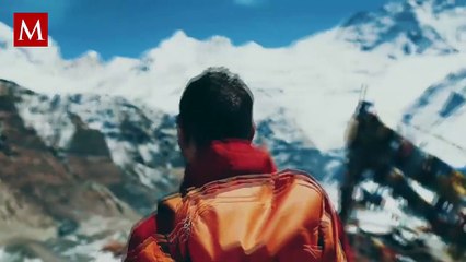 Tragedia en China: turista intenta un movimiento arriesgado y termina cayendo al vacío