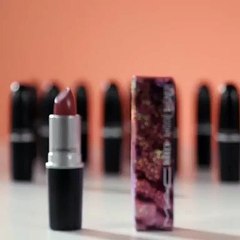 عهود العنزي تلهمنا لون حمرة نيود جديداً!