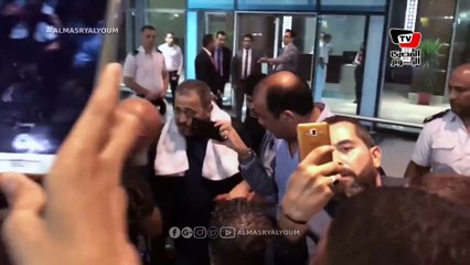 بالفيديو.. جورج وسوف على كرسي متحرك في مطار القاهرة