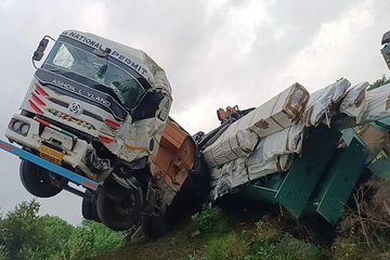 पदयात्रियों को बचाने के प्रयास में  डिवाइडर चढ़ाया ट्रेलर, एक साथ पलटे दो ट्रेलर, बड़ा हादसा टला