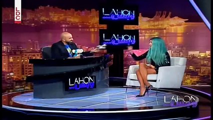 بالفيديو.. مايا دياب تفاجئ إعلامياً على الهواء بإهدائه "baby doll" فما السبب؟!