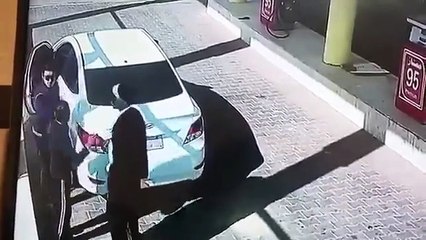 بالفيديو: شرطة حائل تلقي القبض على سعودي اعتدى على عامل محطة