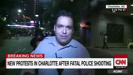 بالفيديو.. شاهدي ما حدث لهذا المراسل.. حادثة مفاجئة توقعه أرضاً