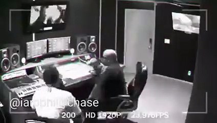 بالفيديو: شاهدي لحظة انفجار الهاتف الجوال بوجه هذا الفنّان وطرحه أرضاً!!