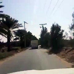 تهوّر سائق حافلة تقلّ طالبات بالمملكة.. شاهدي الفيديو لتعرفي ما حدث