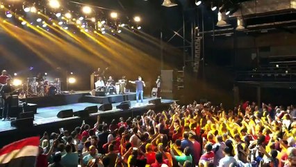 من أجل محمد صلاح.. شاهدي حماقي يغيّر كلمات هذه الأغنية