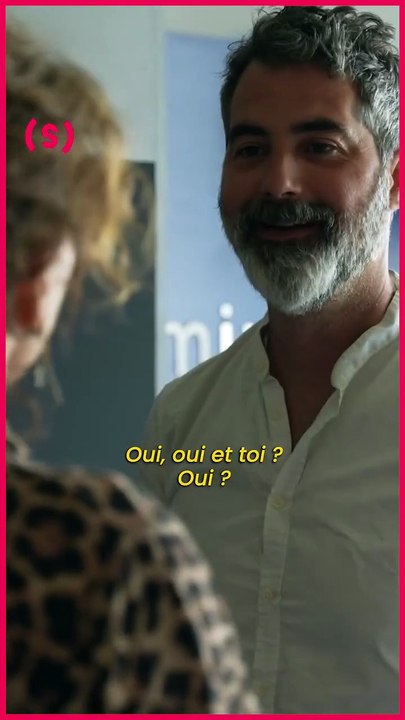 C’est quoi encore cette histoire de trend @anne_depetrini ? 😅 « À côté », c’est tous les mardis soir sur Simone ! Et chaque vendredi, retrouvez Anne sur scène @aupointvirgule ! __ @bnjmngdj @didierburnichon @frankbellocq @a.montourprod