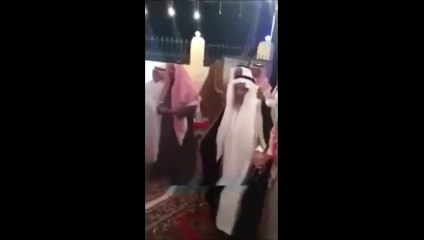 شاهدي مُسِنّ سعودي يبلغ 100 عام يحتفل بزفافه!!