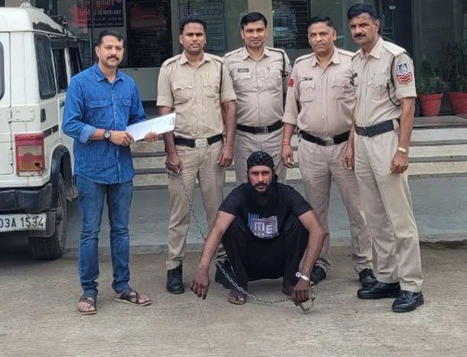 वांटेड मुड्डा सिंह गिरफ्तार, 9 देशी कट्टे व 1 प...