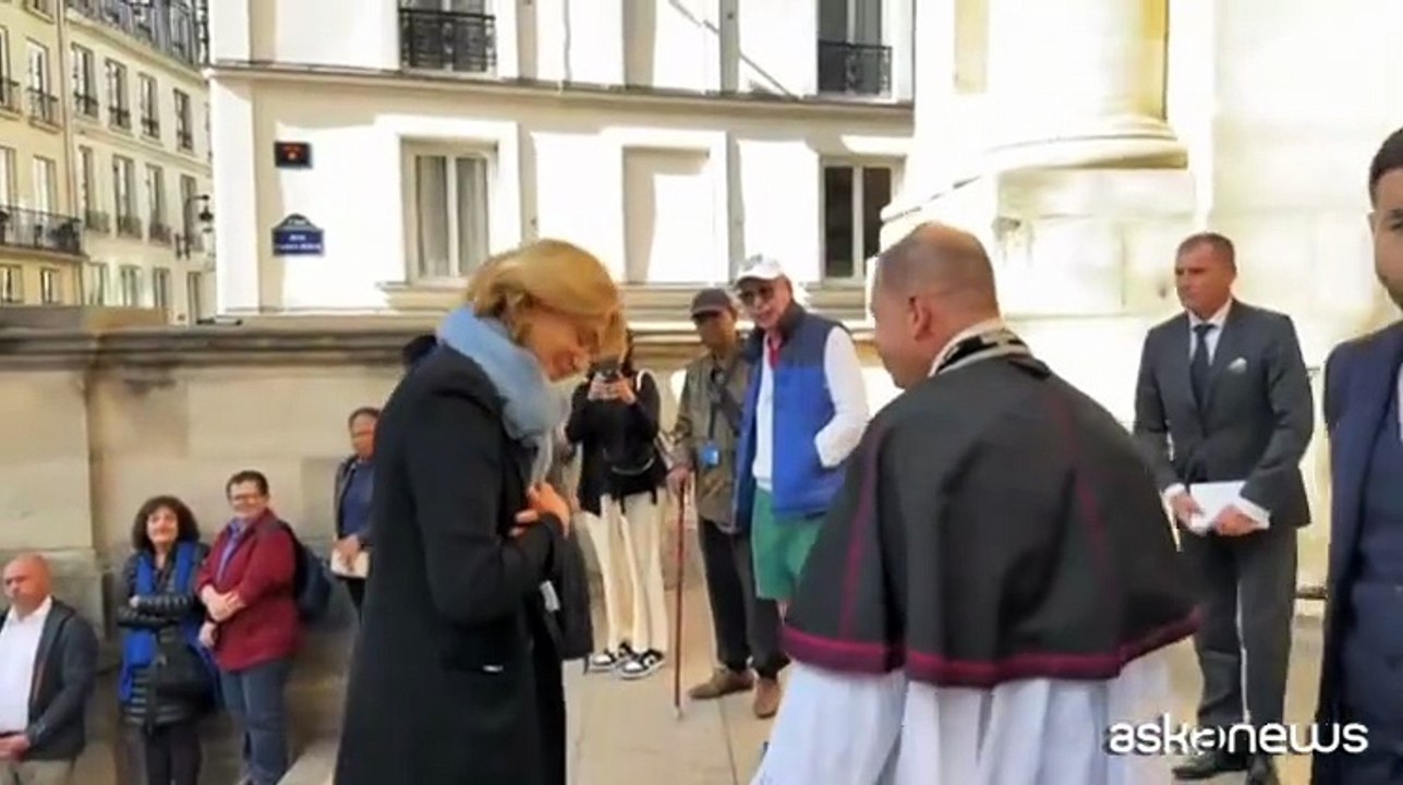 Claudia Cardinale, ai funerali a Parigi gli applausi e la commozione di figlia, amici e fan