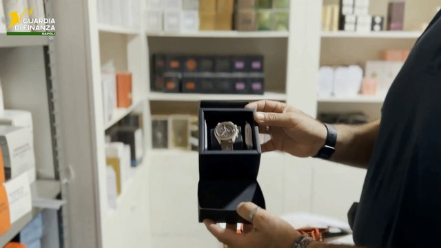 Napoli, scoperta una boutique del falso: denunciati due coniugi