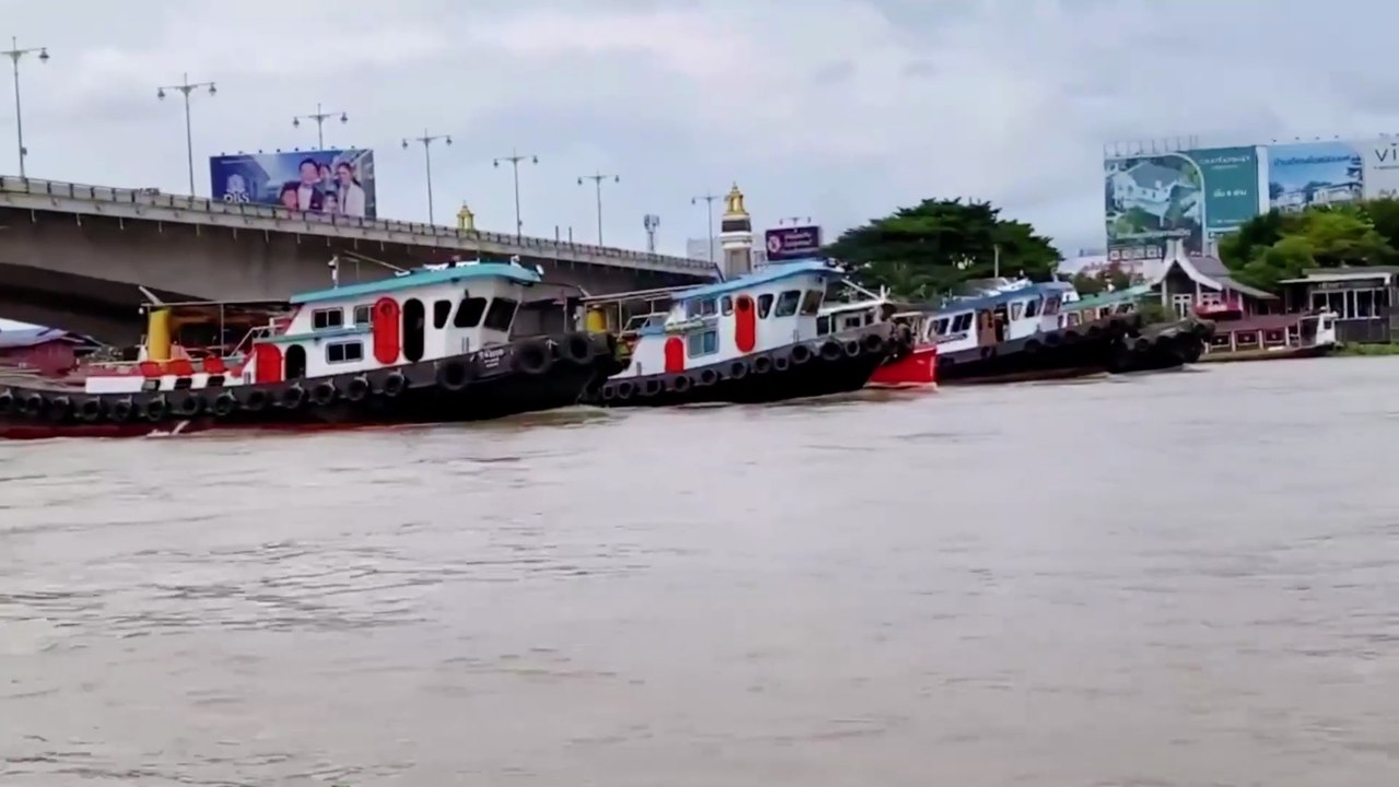 5 tugboats pulling a heavy long barge Chao Phraya River Bangkok#BangkokThailand #Tugboats