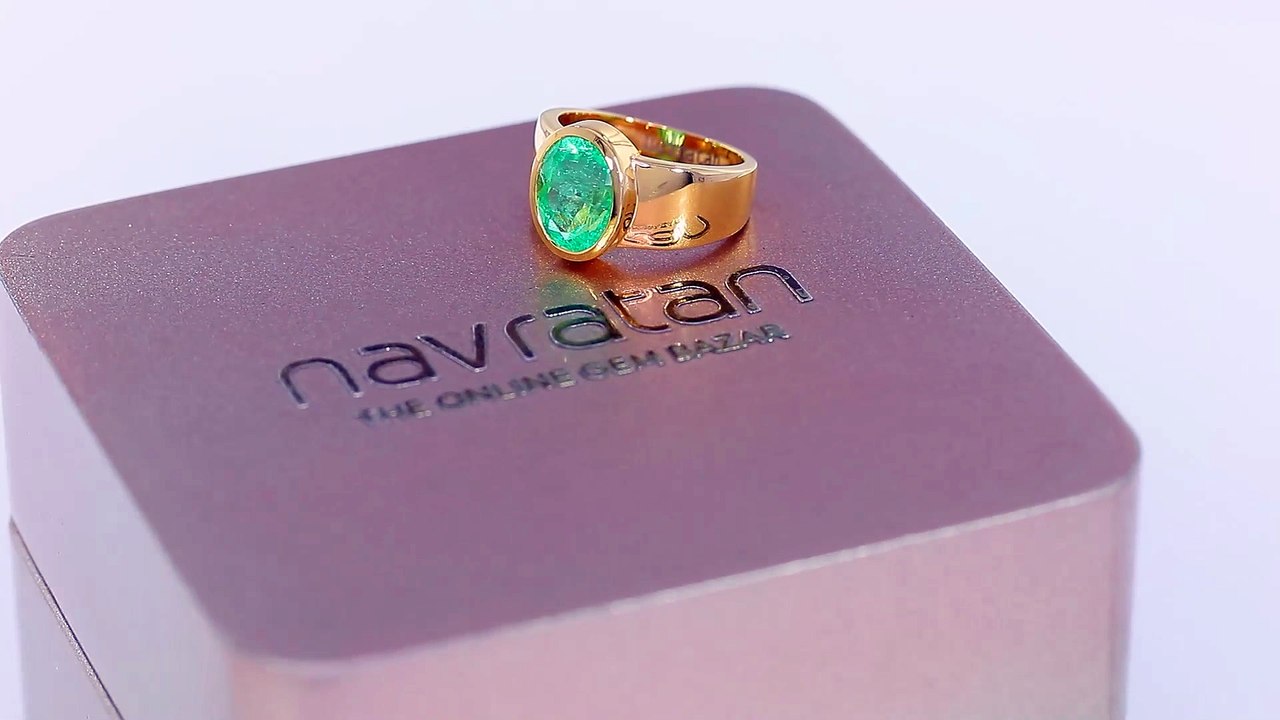 Oval Emerald Ring in Gold