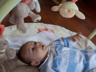 arthur gazouille et joue