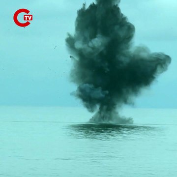 Trabzon’da balıkçılar tarafından bulunan insansız deniz aracının, Karadeniz açıklarında imha edilmesi kamerada