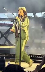 La chanteuse Lola Young annule ses évènements à venir après s'être effondrée sur scène