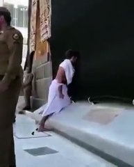 رجال الأمن بالحرم يساعدون رجلاً مبتور القدمين ليقبل الحجر الأسود !