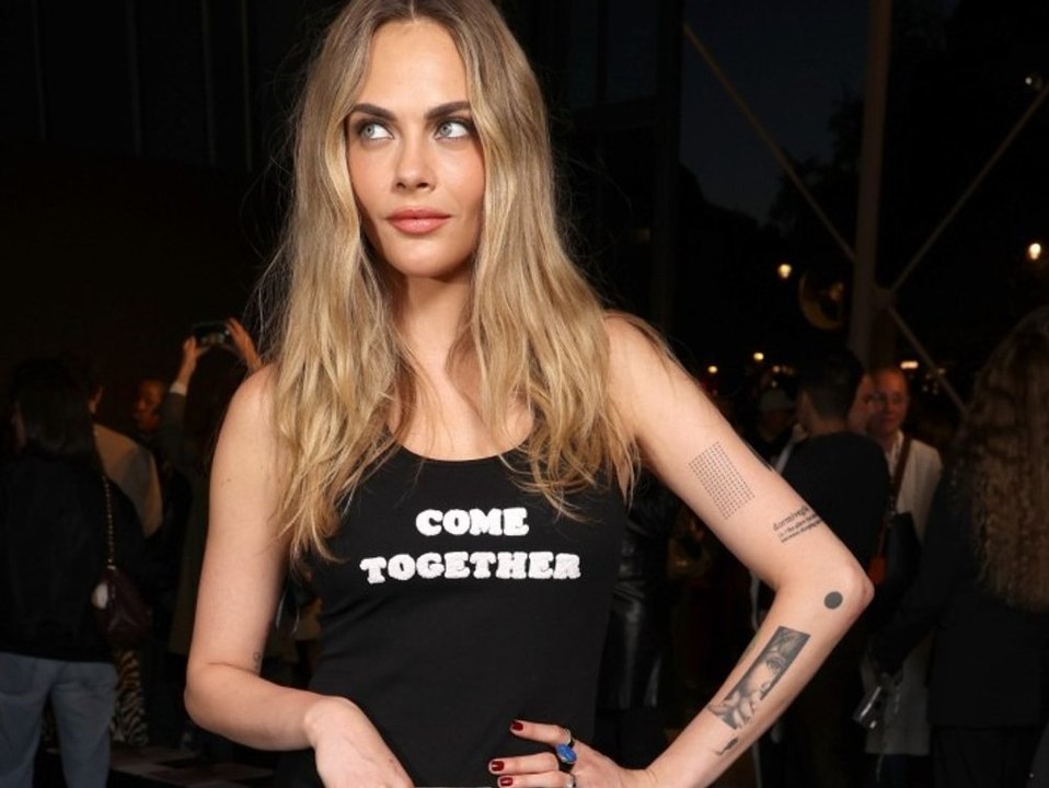 Cara Delevingne mit Beatles-Hommage bei Fashion Show
