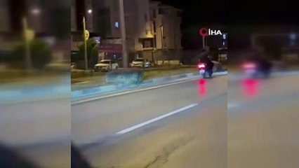 Böyle Kaza Görülmedi: Motosikletli Sürücü, \'Çöp Atma\' Levhasına Kafasını Çarptı!