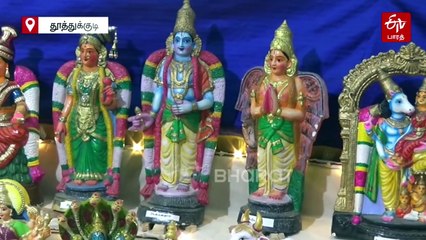 நவராத்திரி கொண்டாட்டம்.. பக்தர்களை வியப்பில் ஆழ்த்திய திருநங்கையின் கொலு!