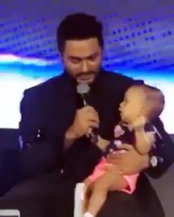 بالفيديو: طفل رضيع يتسبّب في إيقاف حفل تامر حسني