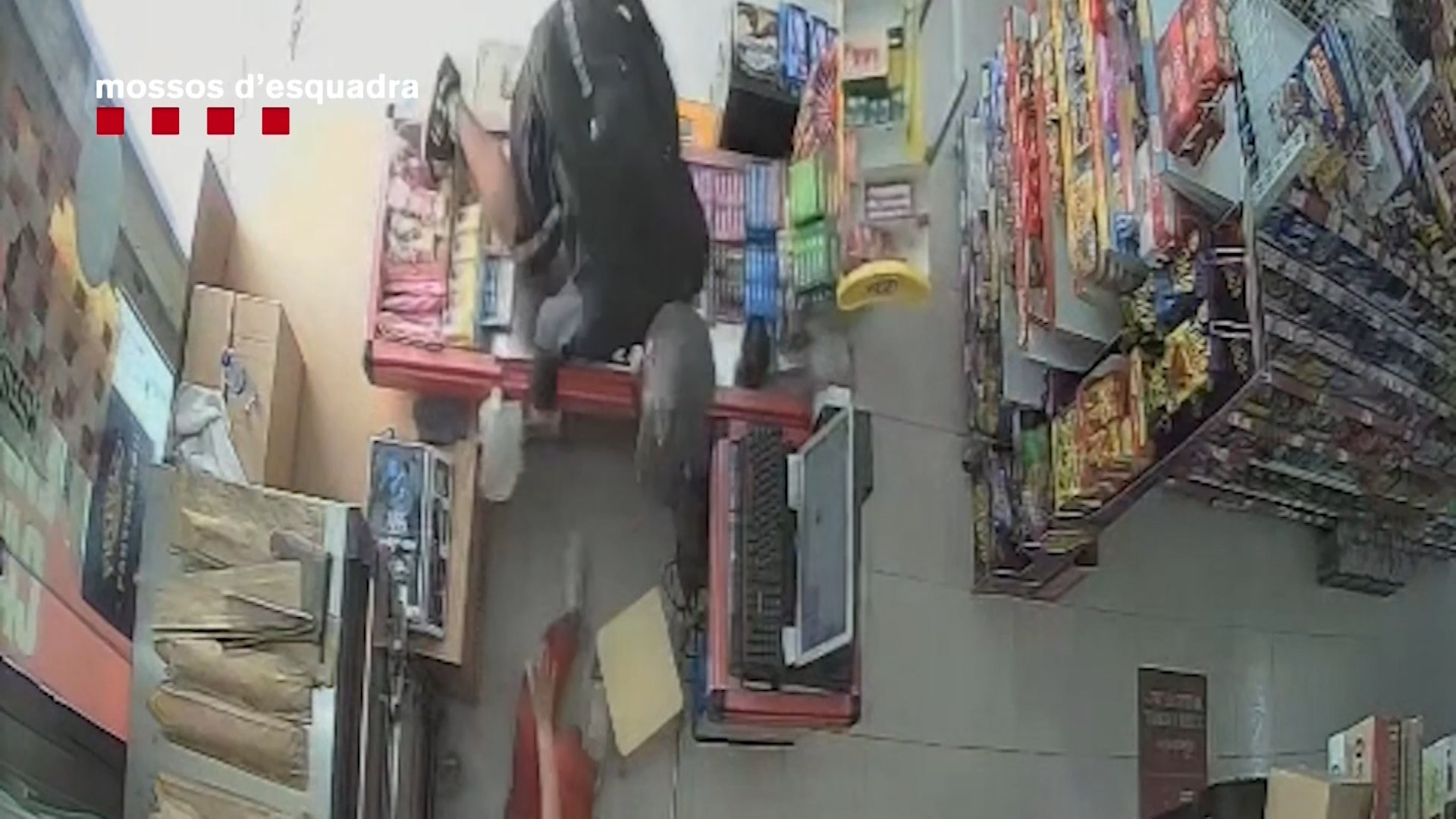 Detenido este atracador de 44 a�os en Barcelona. Presuntamente cometi�
este robo con violencia en un local de Sabadell.

Tambi�n habr�a atracado a una persona que sacaba dinero en un cajero en Poliny�.